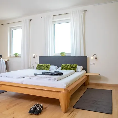 Donau-ries & Restaurante Delphi Hotel 3*