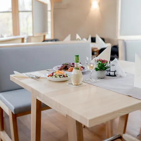 Donau-ries & Restaurante Delphi Hotel 3*